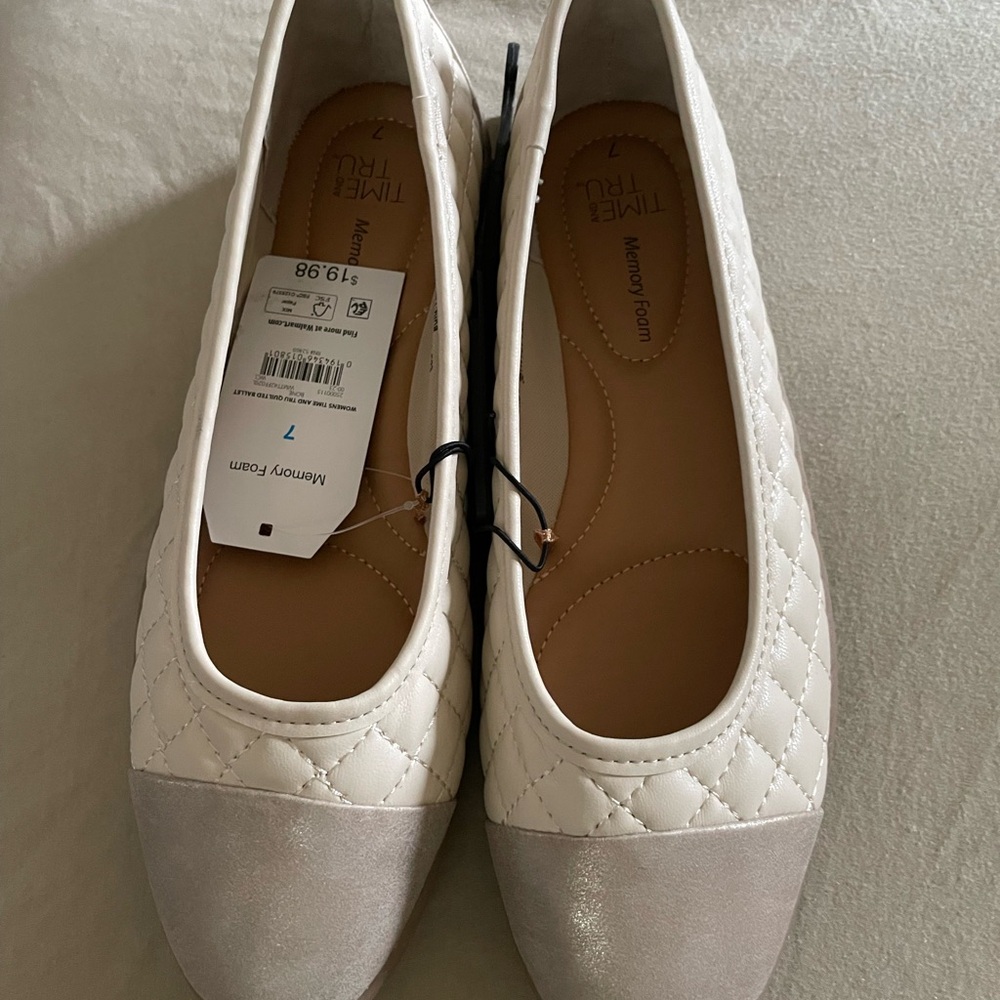 Women’s Brand flat shoes size 7 memory foam for comfort cream and tan color